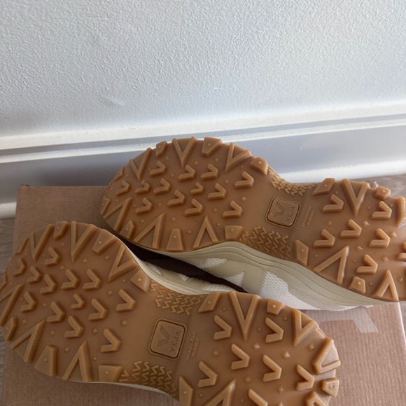 Veja Sneakers - Picture 3 of 3